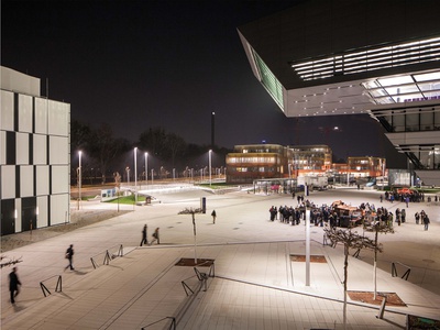 Campus WU – Bauherrschaft: Projektgesellschaft Wirtschaftsuniversität Wien Neu (BIG/WU), Projektteam WU Neubau: Mag. Christoph Sommer; Architektur: BUSarchitektur / Mag. Arch. Arq. Laura P. Spinadel und Carmen Pinós, CRABstudio, Hitoshi Abe, NO.MAD, Zaha Hadid; Freiraumplanung: BUSarchitektur mit BOA büro für offensive aleatorik & LandschaftsArchitektur Hannes Batik / Stefan Schmidt