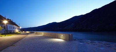 Rossatz - Arnsdorf I Wachau – Bauherrschaft: Bgm. Erich Polz, Marktgemeinde Rossatz-Arnsdorf; Architektur: Architekt Karl Langer; Freiraum: DI Georg Schumacher