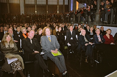 Während des Vortrags von Jean Nouvel – Erste Reihe von links nach rechts: Catherine Lecoq (Französ. Kulturattaché), Gerfried Sperl (Moderator), Thomas Musyl (Übersetzer), Hans Hollein, Claudia Schmied und Martina Taig (BMUKK)